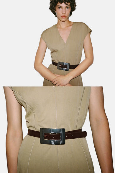 Ceinture marron de MANGO, avec une grande boucle carrée en métal argenté, portée avec une robe beige.
