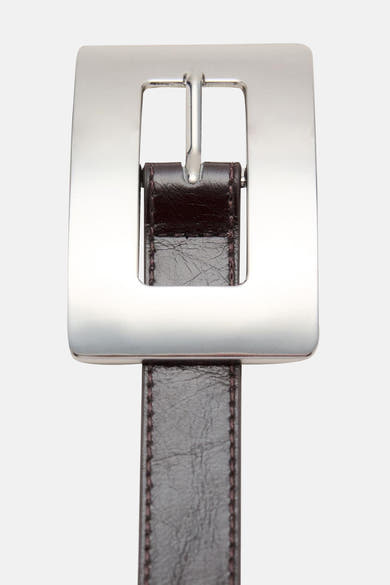 Ceinture brune en cuir de MANGO, avec une boucle carrée argentée brillante.
