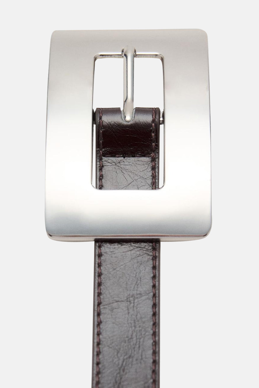Ceinture brune en cuir de MANGO, avec une boucle carrée argentée brillante.
