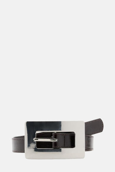 Ceinture marron de MANGO avec boucle carrée argentée.