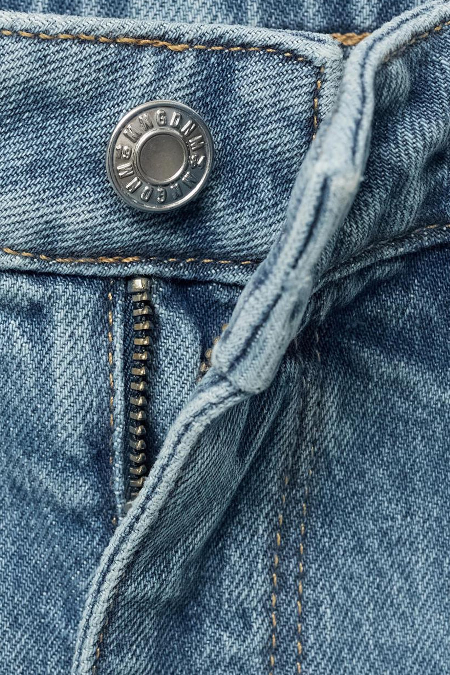 Wijd uitlopende jeans van lichtblauw denim van MANGO, met zichtbare knoop en ritssluiting.