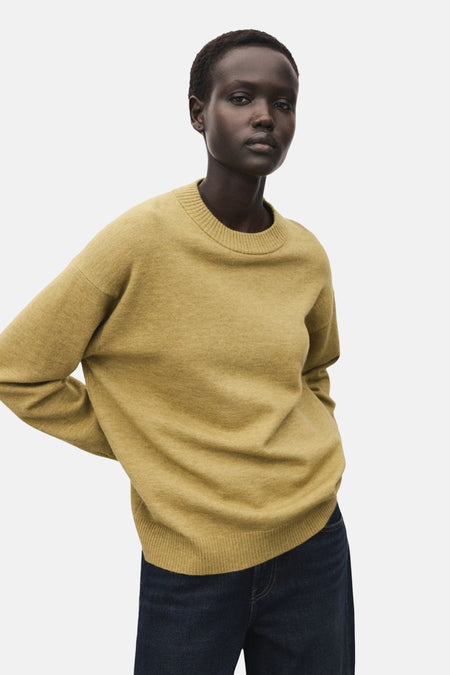 Groene coltrui van MANGO, gedragen met een effen donkerblauwe jeans.