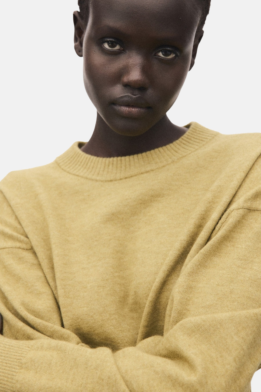 Pull à col rond vert by MANGO, en maille fine, porté par un mannequin.