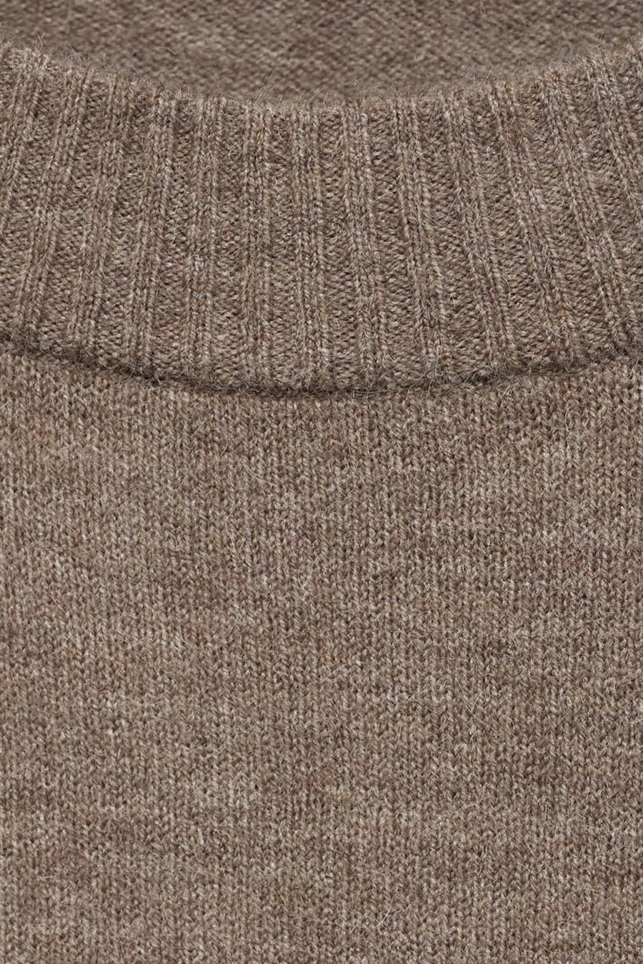 Pull à col rond marron par MANGO, en tricot côtelé texturé, détail du col.