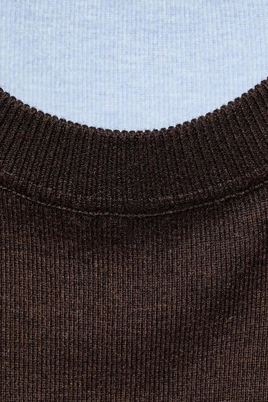 Pull à col rond marron de MANGO, en maille côtelée avec col bleu clair visible.