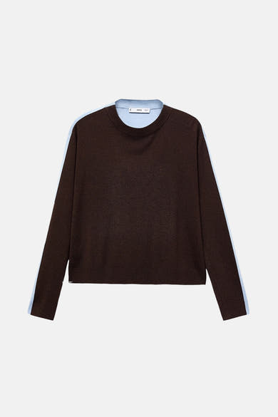 Pull à col rond marron de MANGO, avec bandes latérales bleu clair.