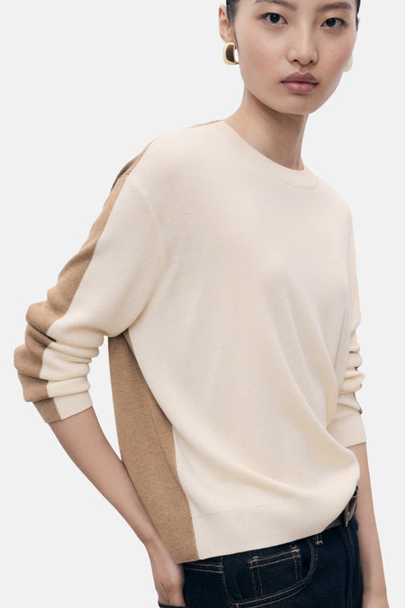 Beige ronde hals trui van MANGO, met contrasterende lange mouwen en gedragen met een donkere jeans.