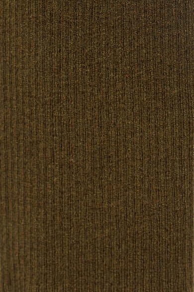 Pull col rond kaki de MANGO, avec une texture tricotée en maille côtelée.
