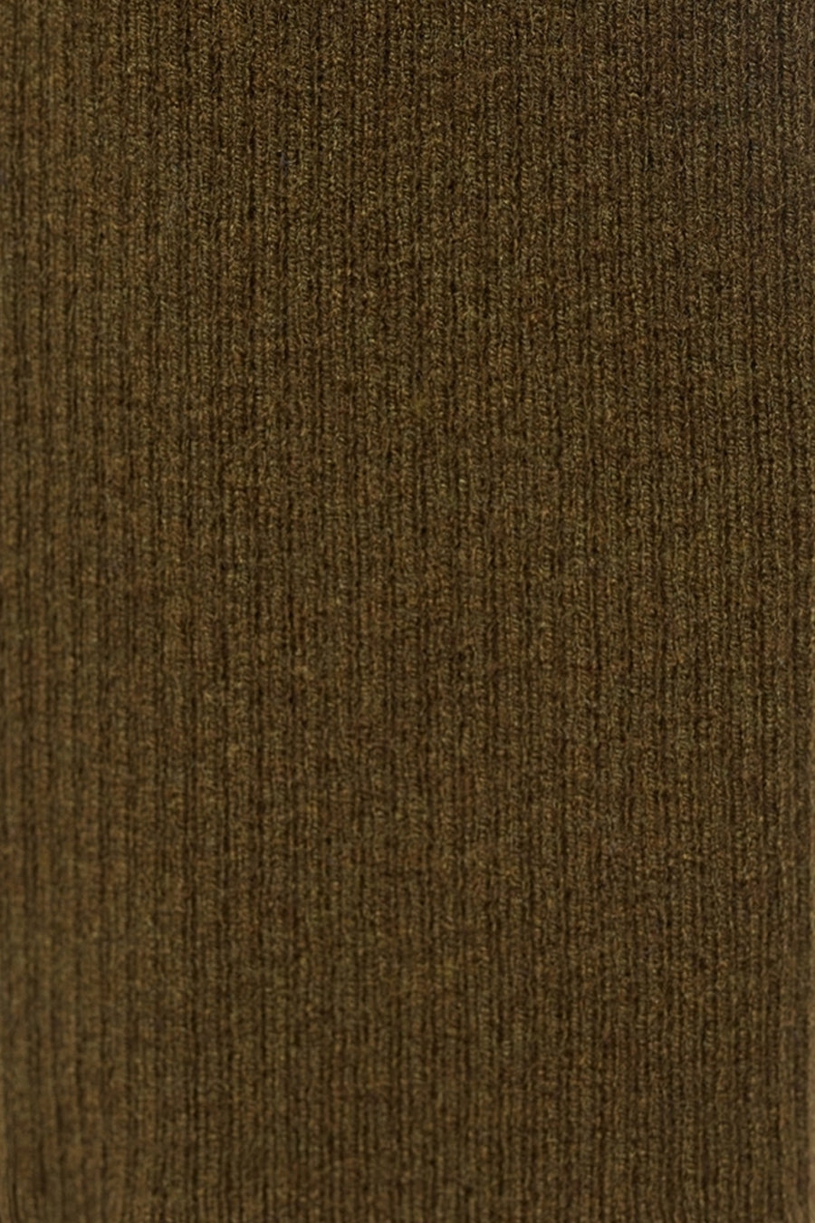 Pull col rond kaki de MANGO, avec une texture tricotée en maille côtelée.
