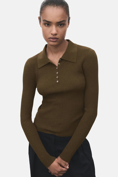 Pull kaki à col polo de MANGO, en maille côtelée avec boutons décoratifs.