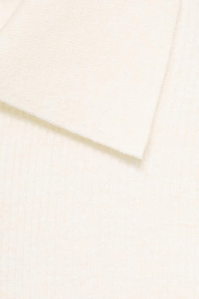 Pull beige à col rond de MANGO, en maille fine et douce, avec un pli angulaire.