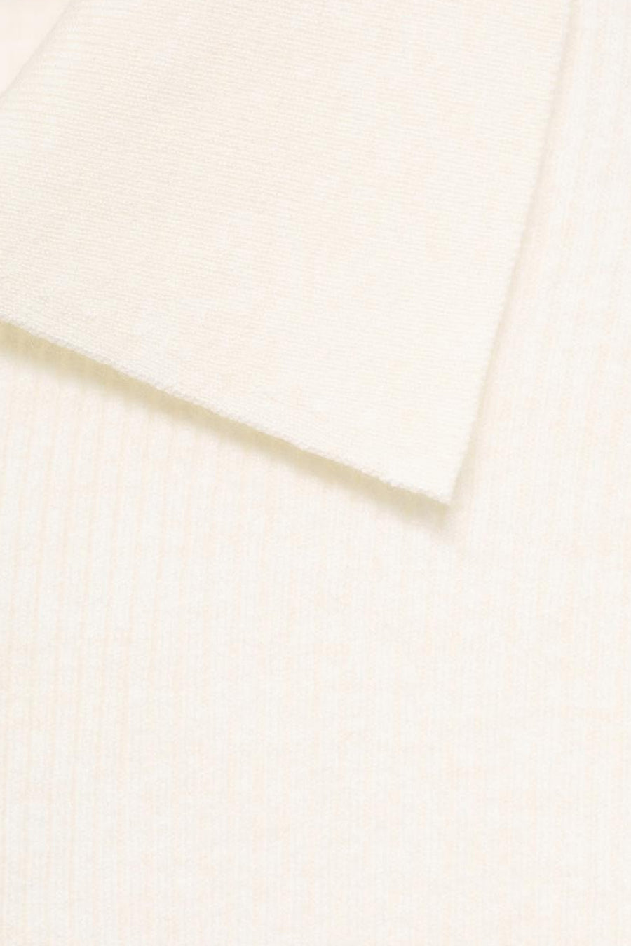 Pull beige à col rond de MANGO, en maille fine et douce, avec un pli angulaire.