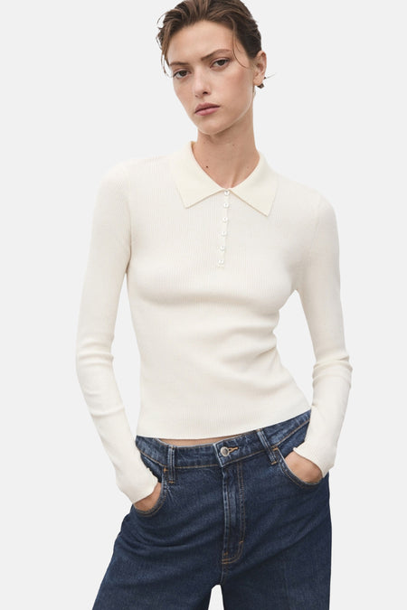 Beige trui met ronde hals van MANGO, in ribgebreide stof, gedragen met een high-waisted jeans.