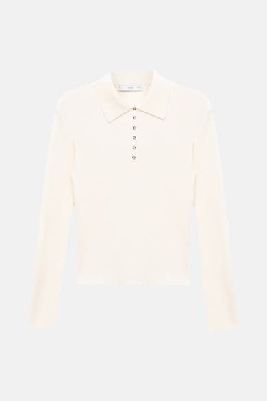 Pull à col rond beige de MANGO, avec une patte de boutonnage et des manches longues.