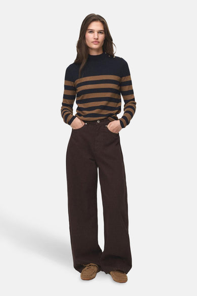 Pull à col rond multicolore de MANGO, à rayures horizontales marron et marine, avec des boutons décoratifs à l'encolure.