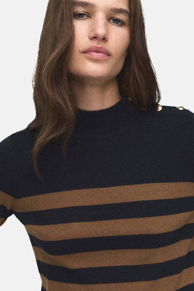 Pull à col rond multicolore de MANGO, à rayures marron et détail de boutons dorés à l'épaule.
