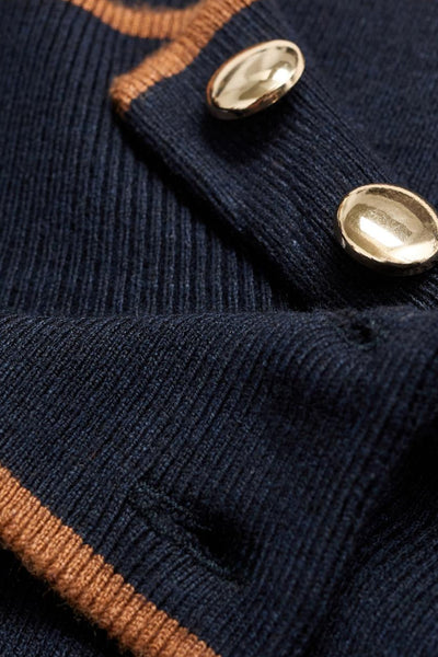 Pull à col rond multicolore de MANGO avec une bordure contrastée et des boutons dorés décoratifs.
