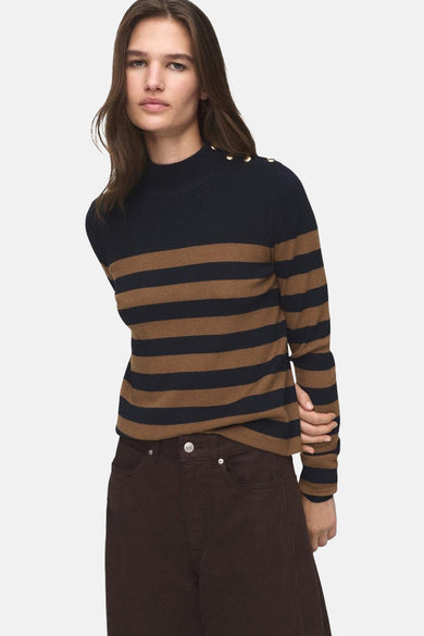 Pull multicolore à col rond de MANGO, rayures marron et bleu marine avec boutons décoratifs sur l'épaule.
