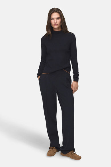 Pull à col rond bleu par MANGO, avec boutons décoratifs aux épaules et finitions contrastées.