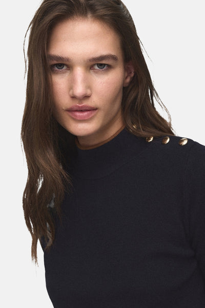 Pull à col rond bleu de MANGO, avec des boutons dorés décoratifs sur les épaules.