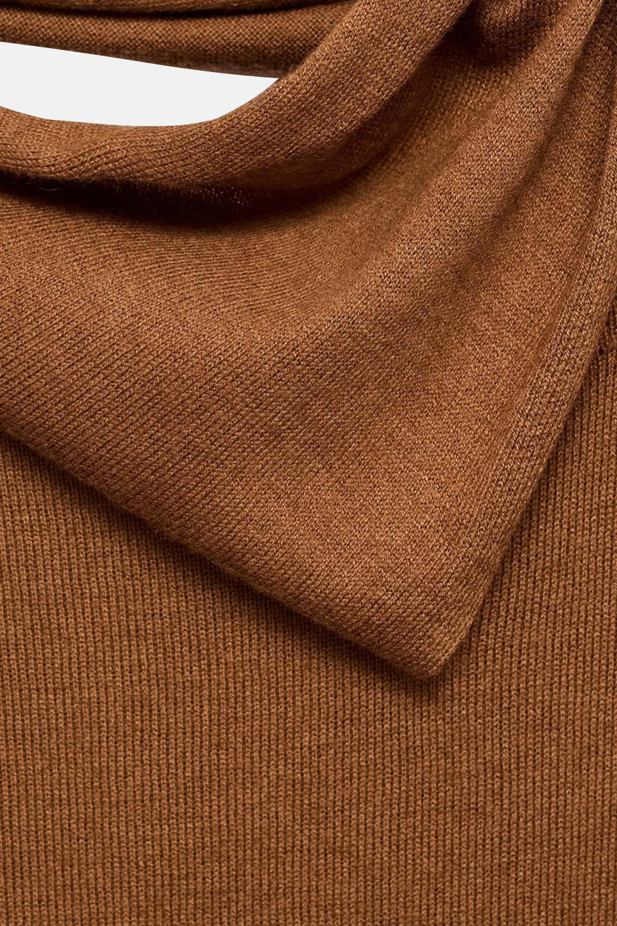 Pull à col rond brun de MANGO, en tricot côtelé avec un col drapé.