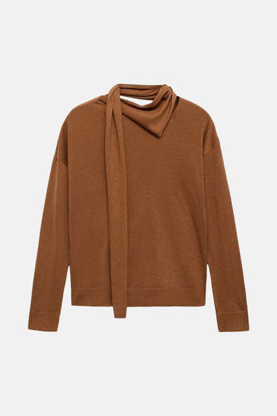 Pull à col rond marron de MANGO, avec col montant et détails noués sur le côté.