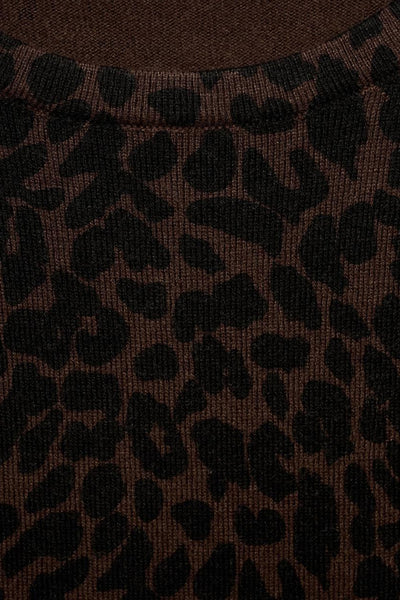 Pull à col rond brun de MANGO, avec un motif léopard noir sur toute la surface, en maille fine.
