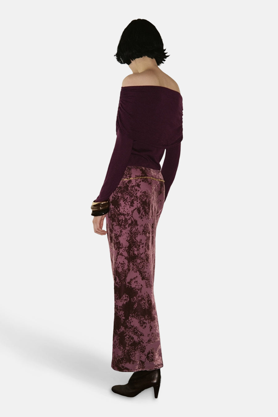 Pull à col rond bordeaux de MANGO, avec épaules dénudées et manches longues.