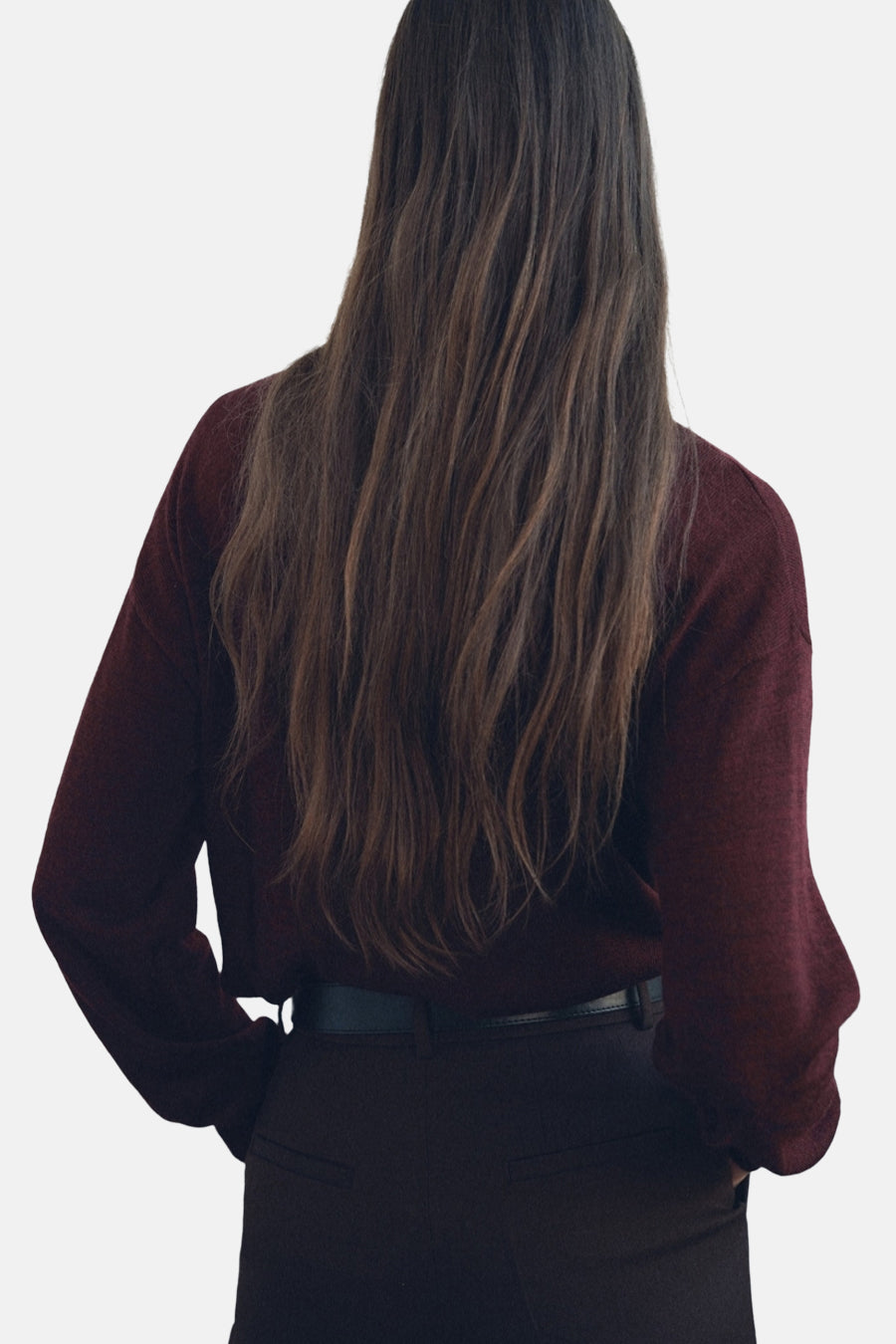 Pull à col rond bordeaux de MANGO, avec manches longues, porté avec un pantalon taille haute et une ceinture noire.