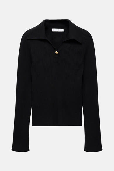 Pull noir à col rond par MANGO, avec une boutonnière dorée.