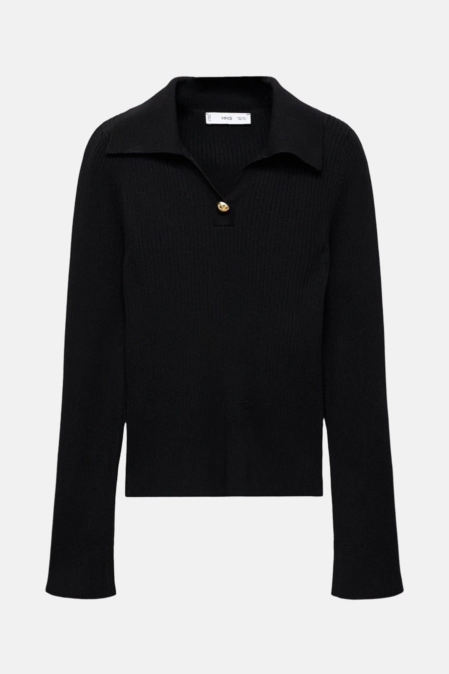 Pull noir à col rond par MANGO, avec une boutonnière dorée.