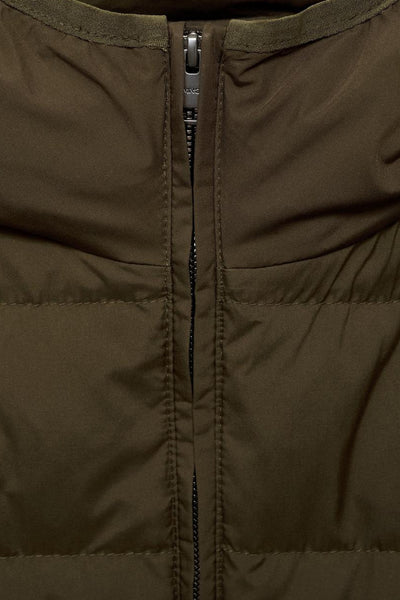 Veste courte kaki de MANGO, avec une fermeture éclair centrale et des coutures horizontales visibles.
