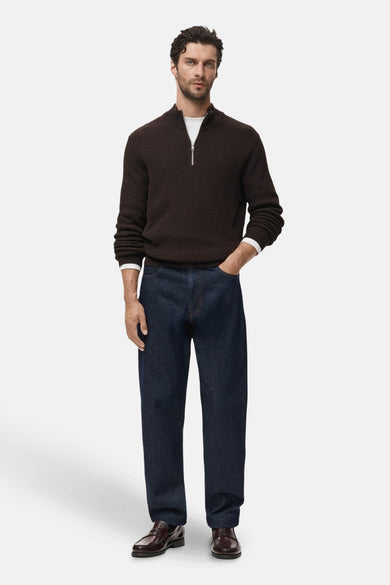 Bruine coltrui van MANGO, gedragen met een wit T-shirt en een donkerblauwe jeans.