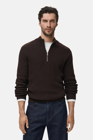 Bruine coltrui van MANGO, gedragen met een wit T-shirt en een donkerblauwe jeans.