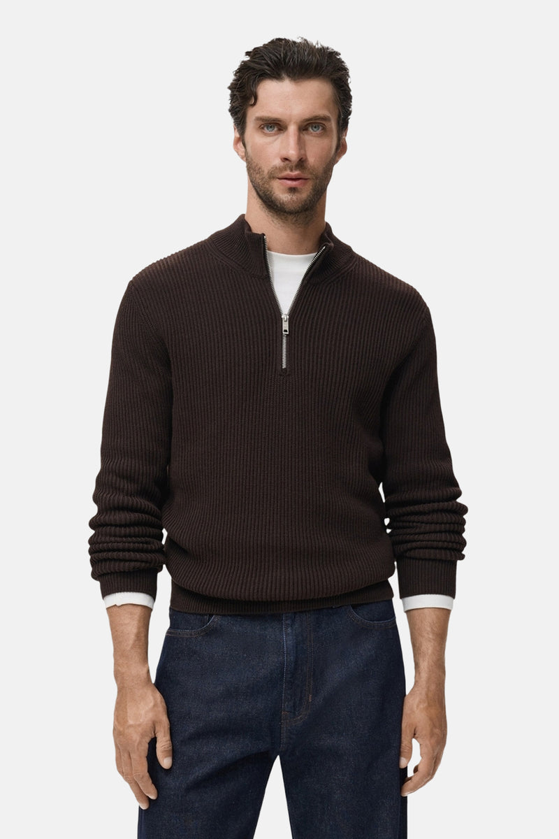 Bruine coltrui van MANGO, gedragen met een wit T-shirt en een donkerblauwe jeans.