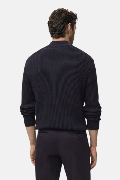 Blauwe coltrui van MANGO, in ribgebreide stof, gedragen met een bijpassende broek, achterzicht.