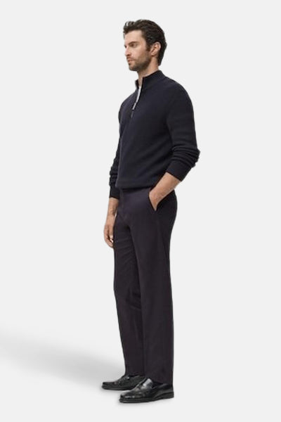 Blauwe coltrui van MANGO, gedragen met een donkere broek en zwarte leren schoenen, zijwaartse weergave.