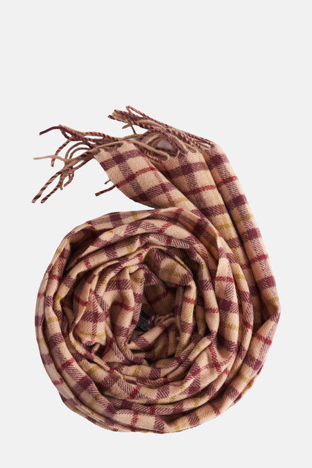 Écharpe multicolore en laine by MANGO, motif à carreaux et franges décoratives.