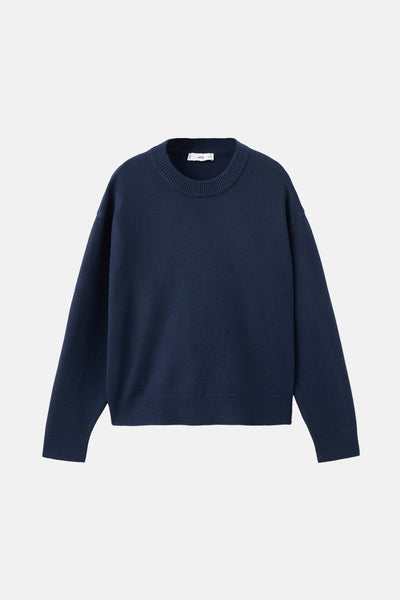 Pull ras du cou bleu de MANGO, en maille fine et unie, présenté à plat.
