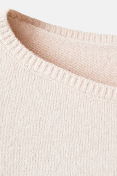 Pull à col rond écru de MANGO, avec une maille côtelée texturée au niveau du col.