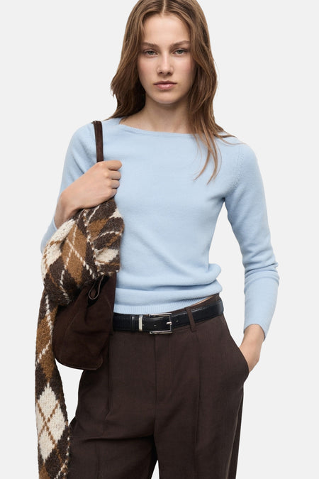 Blauwe trui met ronde hals van MANGO, gedragen met een bruine broek met wijde pijpen, achtergezicht.