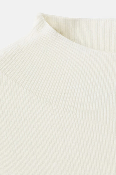 Pull à col rond écru de MANGO, en maille côtelée, présentant un col montant.
