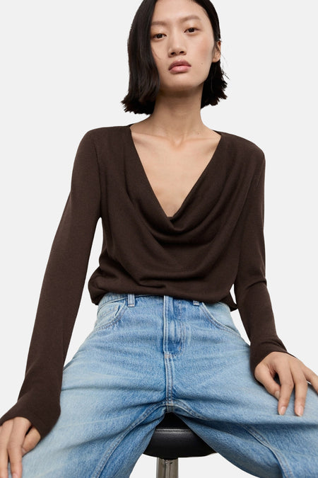 Bruine ronde trui van MANGO, gedragen met een lichtblauwe high-waist jeans, achtergezicht.