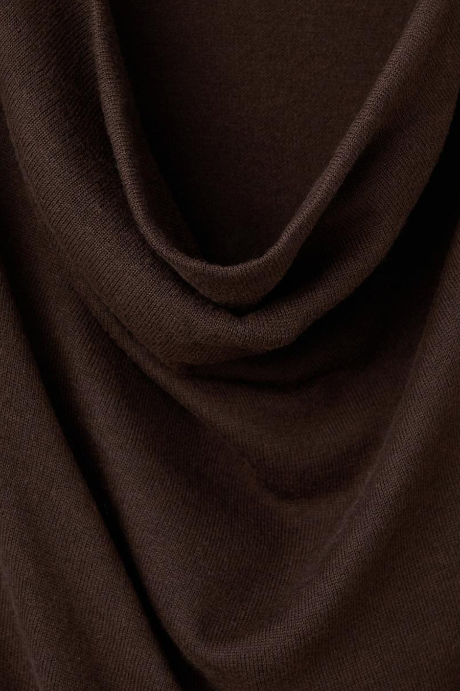Pull à col rond marron de MANGO avec un drapé doux et une texture tricotée visible.