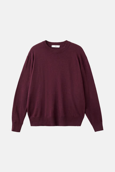Pull à col rond bordeaux de MANGO, en maille fine, sur un fond clair.