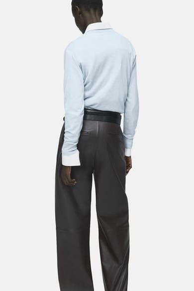 Blauwe ronde hals trui van MANGO, gedragen met een zwarte high-waist leren broek en een zwarte riem.