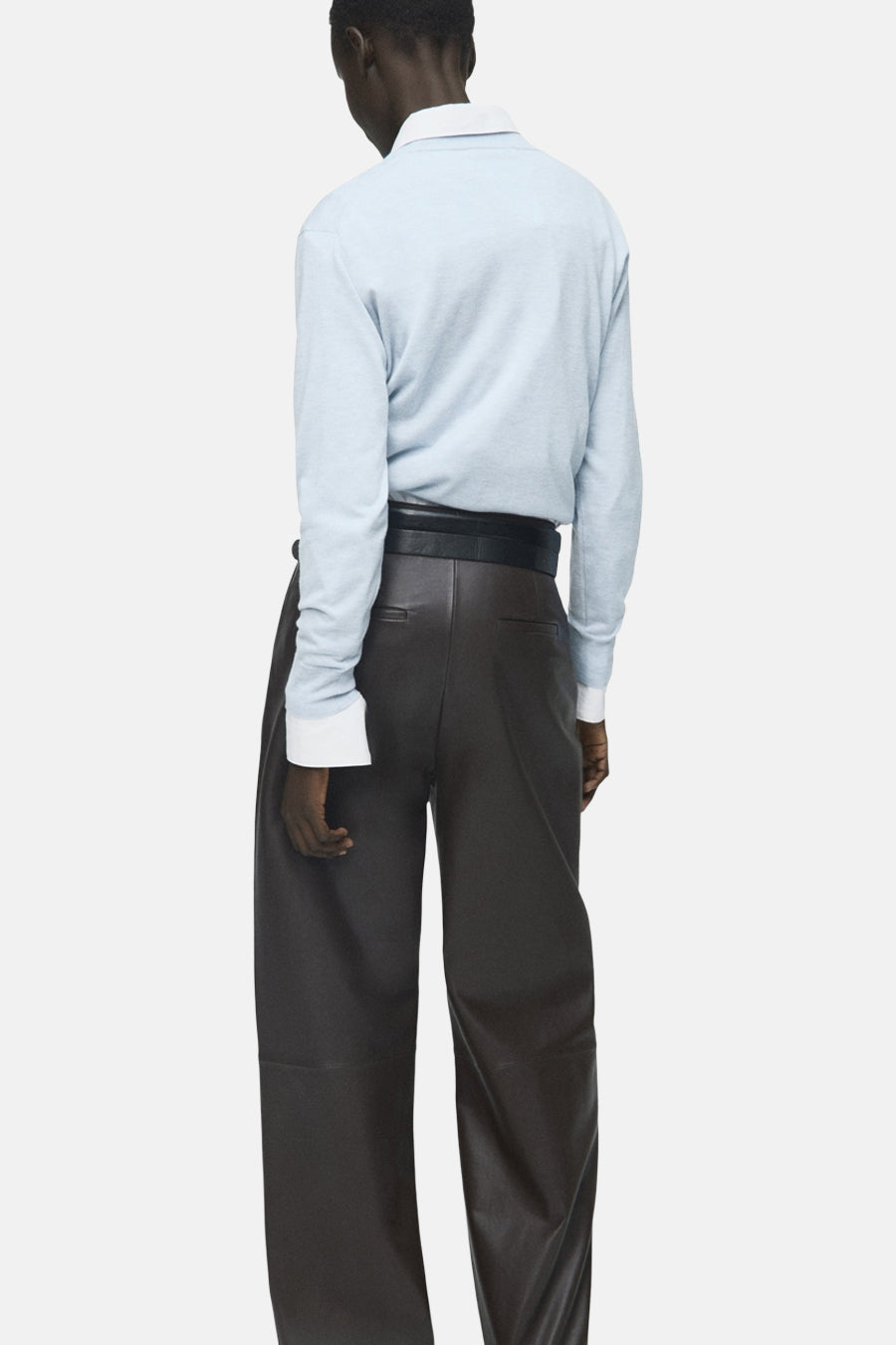 Blauwe ronde hals trui van MANGO, gedragen met een zwarte high-waist leren broek en een zwarte riem.