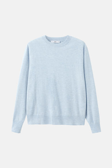 Pull à col rond bleu de MANGO, en maille fine et légère sur fond blanc.
