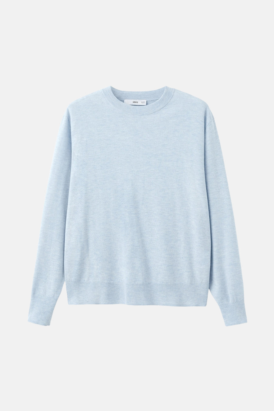Pull à col rond bleu de MANGO, en maille fine et légère sur fond blanc.
