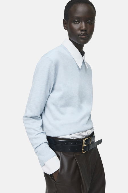 Ronde hals trui van MANGO in blauw, van fijne en lichte breinaard op een witte achtergrond.